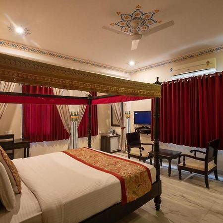 Hotel Royal Pratap Niwas Удайпур Екстер'єр фото