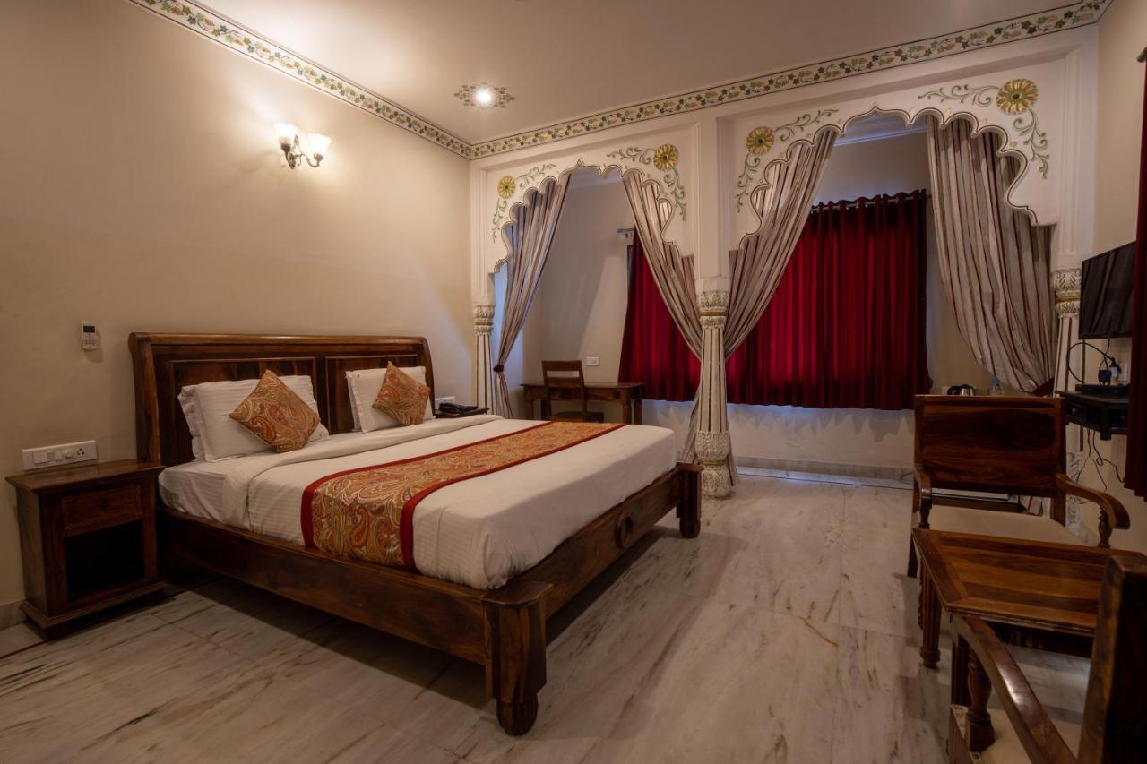 Hotel Royal Pratap Niwas Удайпур Екстер'єр фото